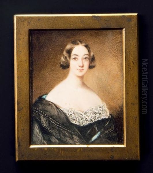 Portrait De Jeune Femme En Buste Vers La Droite, Presque De Face, En Robe Noire Brodee De Dentelle, Largement Decolletee - view 1