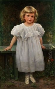 Kleines Madchen In Weisem Kleid An Einer Parkbank Stehend