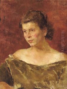 Frau In Samtbluse