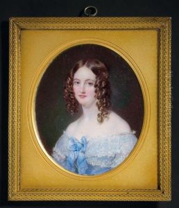 Portrait De Jeune Femme En Robe De Soie Bleu-ciel Bordee De Dentelles Et Coiffee D'anglaises