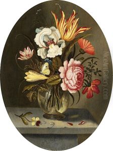Blumenstrauss Mit Tulpe, Iris Und Rose In Einer Glasvase