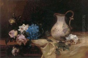 Stilleben Med Roser Og Kande Prydet Med Blomster Pa Et Bord