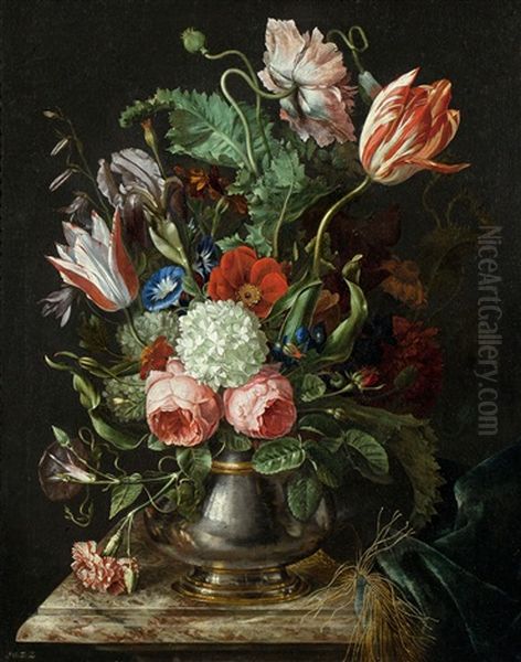 Blumen In Versilberter Metallvase - view 1
