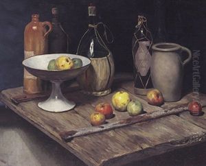 Stilleben Mit Apfeln Und Verschiedenen Alten Flaschen, Malerisch Arrangiert Auf Altem Brett Stilleben Mit Apfeln Und Verschiedenen Alten Flaschen, Malerisch Arrangiert Auf Altem Brett