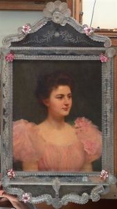 Portrait De Femme A La Robe Rose