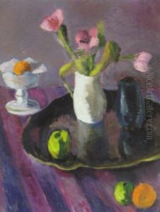 Opstilling Med Blomster I Vase Pa Bakke Opstilling Med Blomster I Vase Pa Bakke