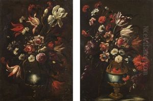 Vasi In Metallo Dorato Con Fiori Su Un Parapetto In Pietra
