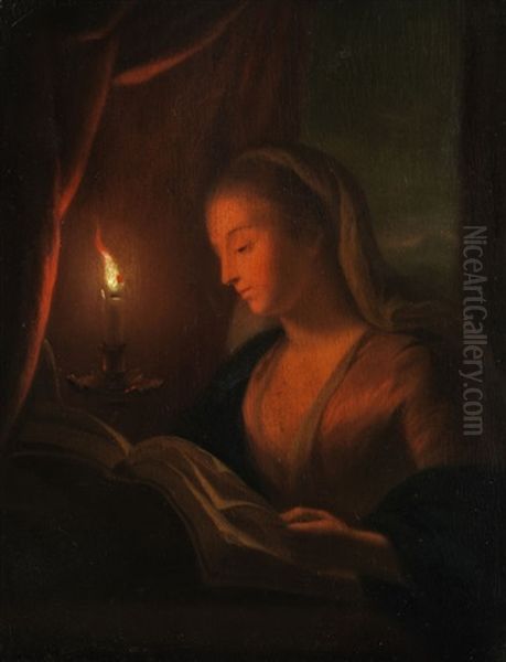 Junge Frau Bei Kerzenlicht In Einem Buch Lesend - view 1