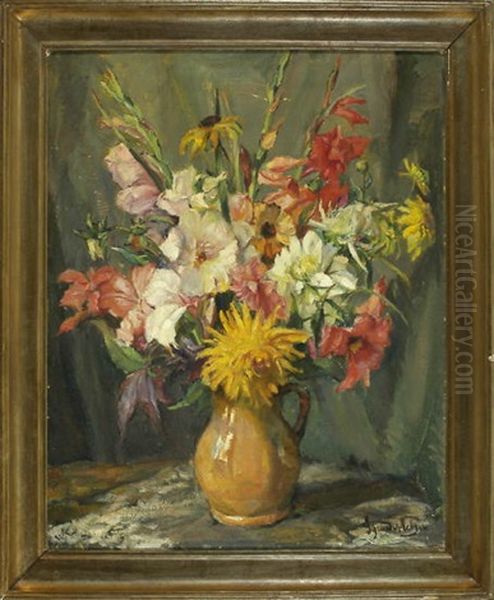 Sommerblumenstraus Mit Gladiolen Und Dahlien In Einem Krug Vor Dunklem Hintergrund - view 1