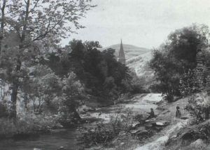 Fluslauf Mit Stromschnellen Und Einem Kirchdorf Im Hintergrund Fluslauf Mit Stromschnellen Und Einem Kirchdorf Im Hintergrund