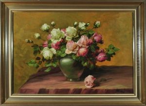 Stilleben Mit Weisen Und Rosafarbenen Rosen In Einer Bauchigen Steingutvase Auf Einem Tisch