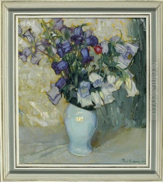 Stilleben Mit Glockenblumen In Einer Vase Vor Neutralem Hintergrund - view 1