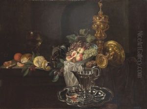 Uve E Pesche In Un Piatto Di Ceramica, Altri Frutti E Vasellame Su Un Tavolo