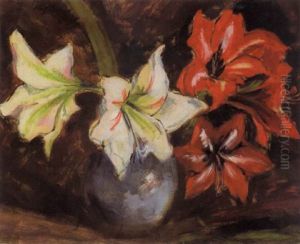 Stilleben Mit Roten Und Weisen Amaryllis In Einer Blauen Kugelvase by Maria Slavona