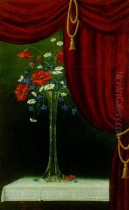 Opstilling Med Hoj Glasvase Med Vilde Blomster Ved Rode Gardiner