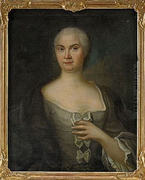 Portratt Forestallande Anna Hellman Ikladd Gra Brokadklanning Med Rosetter Och Bla Drapering - Midjebild - view 1