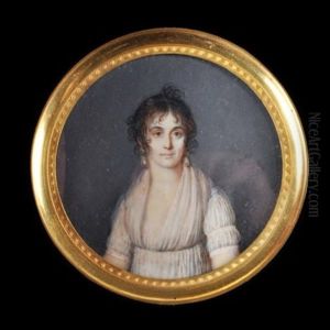 Portrait De Femme A Mi-corps, De Face, En Robe Blanche. Elle Porte D'importants Pendants D'oreille En Perles