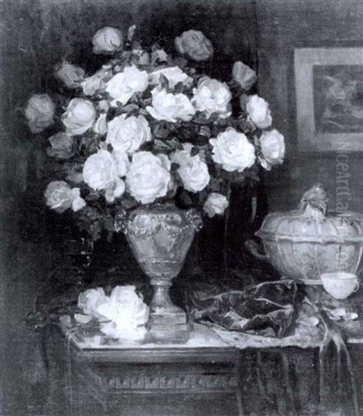 Prunkstilleben Mit Grobem Edelrosenbukett In Siberner Urnenvase Auf Einer, Von Einerglasplatte Geschutzten - view 1