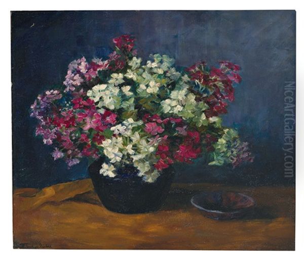Blumenstilleben In Blauer Vase Neben Schale, Sonnig Beleuchtet Vor Dunkelblauem Hintergrund - view 1