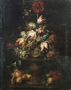 Bouquet De Fleurs Dans Un Vase A Piedouche Avec Des Fruits