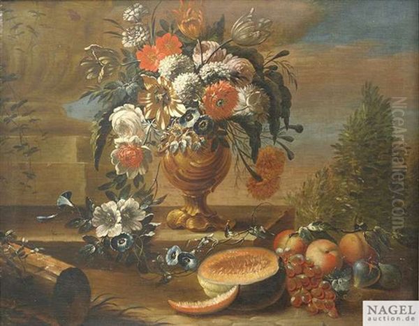 Blumenbouquet In Einer Reliefierten Vase Mit Melone, Trauben, Feigen Und Pfirsichen Auf Einem Steinpodest Vor Landschaftshintergrund - view 1