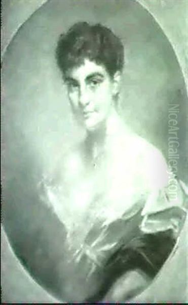 Brustportrait Einer Jungen Frau In Gala. - view 1