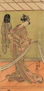 Jeune Femme Debout En Kimono Regardant Un Obi. Jeune Femme Debout En Kimono Regardant Un Obi.