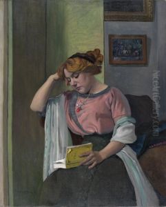 Femme lisant dans un interieur