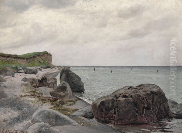 Strandparti ved Eno med store sten i forgrunden. I baggrunden vandet. Lys himmel med lette skyer. - view 1