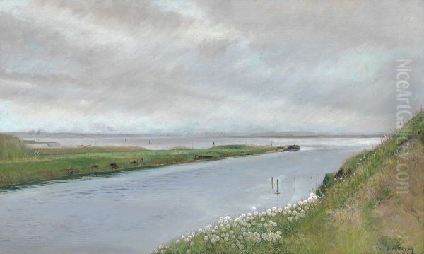 Ved aens udlob. Blomsterbevokset skraent til hojre. Pa den anden side af aen en lang landtange ud i fjorden. Karrebaeksminde - view 1