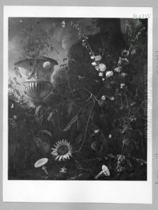 Blumenstuck im Garten mit grosser Vase, Malven und Pilzen Blumenstuck im Garten mit grosser Vase, Malven und Pilzen