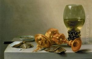 Stilleven met roemer, sierbeker, oesters en bordje, op een tafel zonder kleed