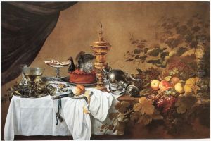 Pronkstilleven met vergulde dekselbokaal, omgvalleen kan, kalkoenpastei, tazza, grote zilveren schotel met glazen, vruchten, en wingerdranken