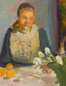 Portraet af Maren Brems siddende ved et solbelyst bord med hvide og lyserode tulipaner i gron vase.