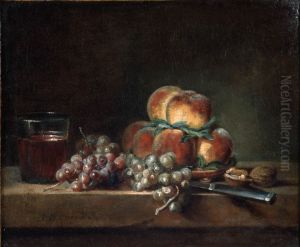 Plateau de peches avec noix, raisin, verre de vin et couteau