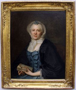 Portrait de femme tenant une brochure