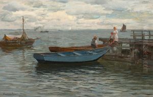 En sommerdag ved badebroen. Mand og born i samtale, i baggrunden talrige skibe pa Sundet i stille vejr.