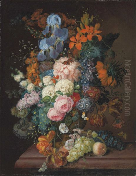 Rosen, Pfingstrosen, Schwertlilien, Veilchen und andere Blumen in einer Terrakotta-Vase sowie Weintrauben und ein Pfirsich auf einem Tisch - view 1