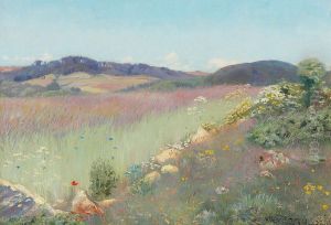 Udsigt over blomstrende dansk sommerlandskab, i forgrunden kornblomster og valmuer.