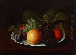 Opstilling med aebler, blommer og druer pa et fajancefad.