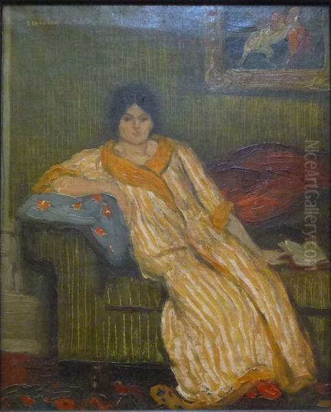Femme assise dans un canape - view 1