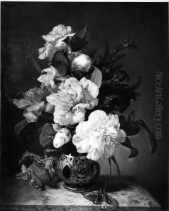 Een vaas met camelia's en andere bloemen