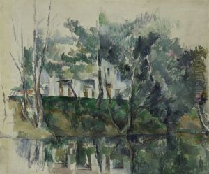 Arbres et maisons au bord de l'eau.