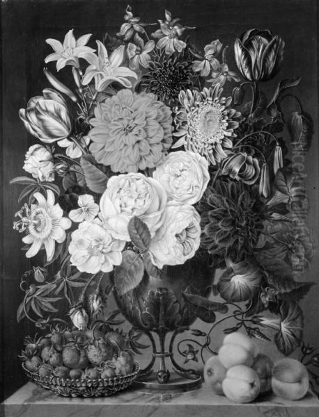 Blomster i en trefodet vase og en skal med jordbaer - view 1