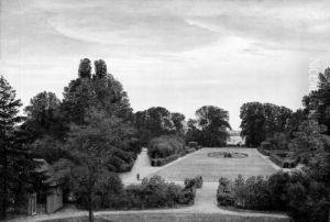 Parken ved Nyso. Til venstre Thorvaldsens atelier Parken ved Nyso. Til venstre Thorvaldsens atelier