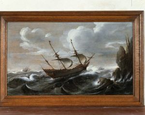 Pinas voor de kust op stormachtige zee