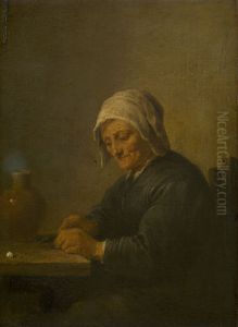 Oude vrouw die tabak snijdt