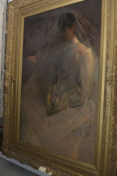 Jonge vrouw in bruidsgewaad - view 1