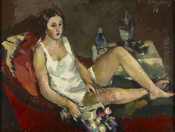 Junge Frau auf rotem Sofa - view 1