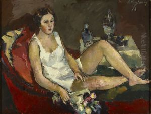 Junge Frau auf rotem Sofa Junge Frau auf rotem Sofa